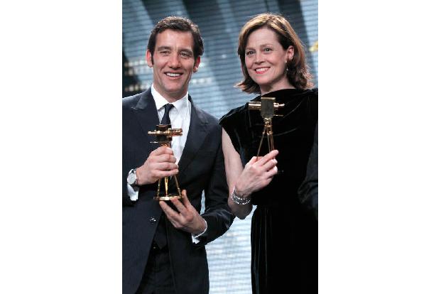 ...Jahr zuvor fanden sich Clive Owen und Sigourney Weaver in Berlin ein, um ihre Preise abzuholen. Der Brite feierte unter a...
