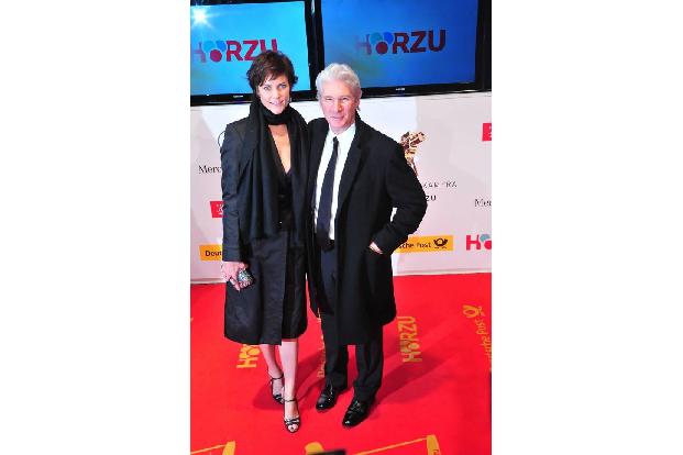 ...gleichen Jahr traf sie da auf ihren Hollywood-Kollegen Richard Gere, der sich ebenfalls über die Goldene Kamera freute - ...