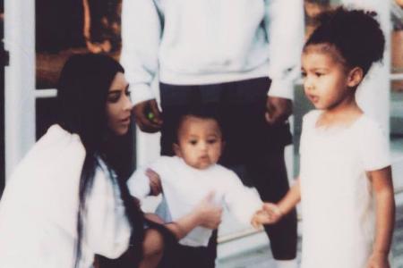 Mit diesem Familien-Foto meldete sich Kim Kardashian in den sozialen Netzwerken zurück