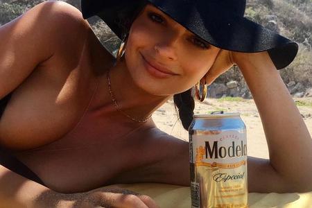 Emily Ratajkowski weiß genau, was Männern gefällt: nackte Haut und ein kühles Bier Emily Ratajkowski weiß genau, was Männern gefällt: nackte Haut und ein kühles Bier