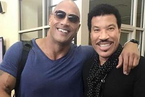 "Du auch hier?": Lionel Richie trifft am Flughafen auf seinen Kumpel "The Rock"