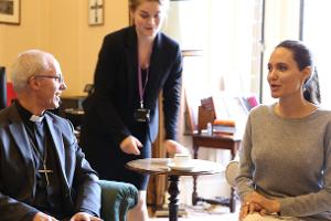 Angelina Jolie: Ohne BH beim Erzbischof?