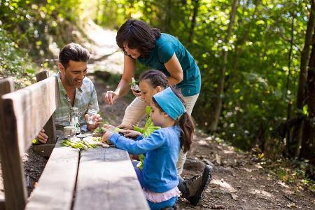 Familienausflug auf einem Wanderpfad bei Schenna