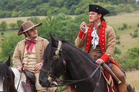 Josh Gad und Luke Evans (rechts) bringen die Zuschauer als LeFou und Gaston zum Lachen