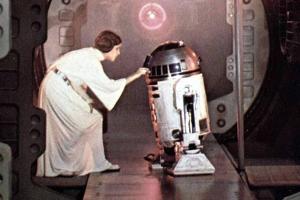 Prinzessin Leia (Carrie Fisher) und Roboter R2-D2 im Film "Krieg der Sterne"