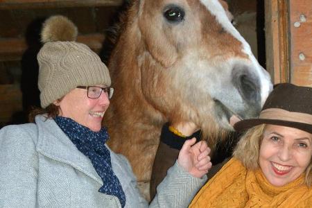 Tierliebhaber unter sich: Nicola Förg (l.) und Michaela May