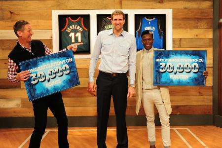 Detlef Schrempf (l.) und Dennis Schröder gratulieren Dirk Nowitzki zu seinen 30.000 Punkten