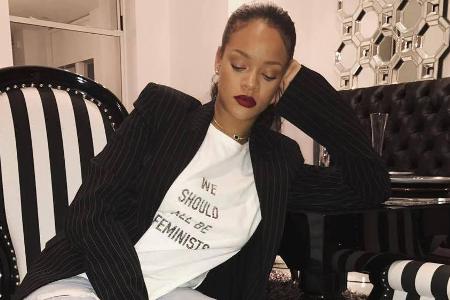 Rihanna setzt mit einem Shirt von Dior ein Statement für mehr Feminismus