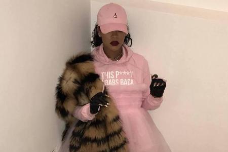 Mit dem rosa Pulli bezieht Rihanna Stellung gegen Donald Trump
