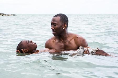 Juan (Mahershala Ali, r.) bringt dem jungen Chiron (Alex Hibbert) das Schwimmen bei