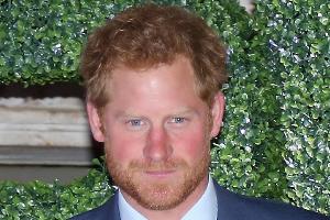 Brusthaar ade: Jetzt spotten seine Kumpels über Prinz Harry