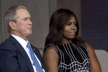 George W. Bush und Michelle Obama bei einem Event George W. Bush und Michelle Obama bei einem Event