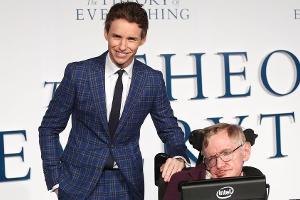 Diese Promis wollen Stephen Hawkings neue Stimme werden