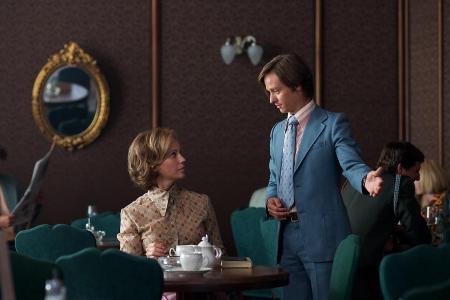 Lauren Faber (Sofia Helin) sitzt in einem Café am Tisch; Lars Weber lädt sie zu sich ein...