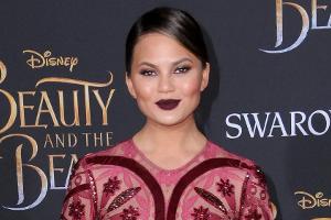 Chrissy Teigen gibt ihren Hatern jetzt Kontra