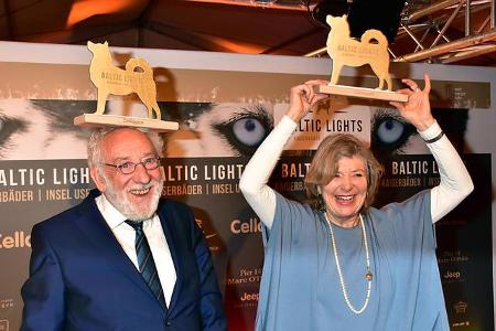 ...Spaßfaktor lieferte der Komiker bereits bei der Verleihung seiner Trophäe ab, Schauspielerin Jutta Speidel machte zaghaft...
