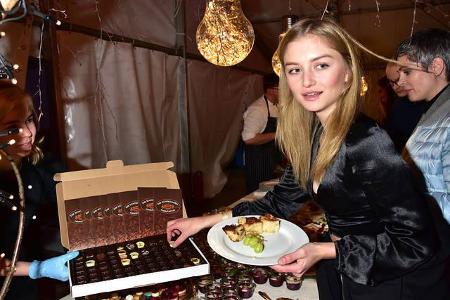 ...reich gedeckten Buffet taute die Schöne auf. Kann man aber auch irgendwie verstehen, oder? Nach einem anstrengenden Renne...