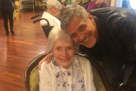 George Clooney hat junge und alte Fans auf der ganzen Welt George Clooney hat junge und alte Fans auf der ganzen Welt