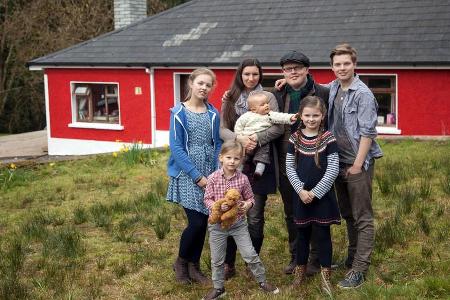 Angelo Kelly und seine Frau Kira mit den 5 Kindern