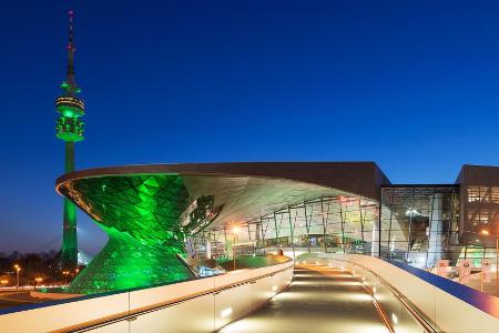 Auch der Münchner Olympiaturm und die BMW-Welt erstrahlen in Grün