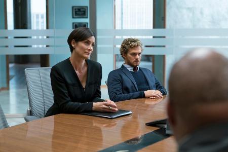 Carrie-Anne Moss als Anwältin Jeryn 