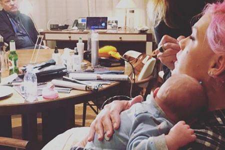 Pink macht Beautyprogramm mit ihrem Baby im Arm Pink macht Beautyprogramm mit ihrem Baby im Arm