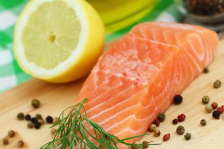 Lachs ist zum einen reich an Proteinen, die lange sättigen. Zum anderen enthält er aber auch gesunde Omega-3-Fettsäuren und ...