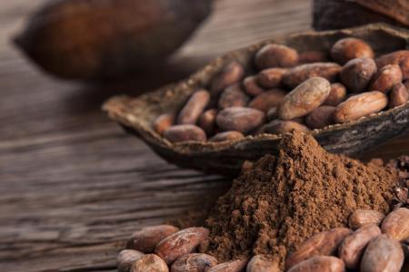 Gute Nachricht für alle Naschmäuler: Roher Kakao reduziert das Stresshormon Cortisol, das sonst die Einlagerung von Bauchfet...
