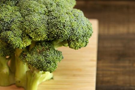 Die Ballaststoffe sowie das Vitamin C und Kalzium im Brokkoli helfen dem Darmtrakt dabei, weniger Fett zu speichern. Zudem i...