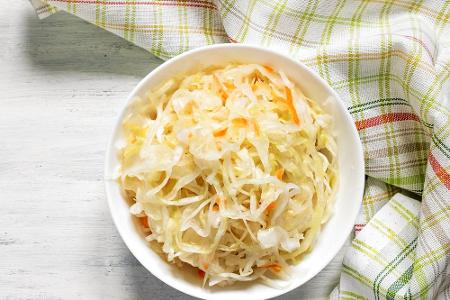 Sauerkraut wird häufig als Beilage zu fettigen Speisen serviert, dabei ist es als Hauptspeise ein echter Fettkiller! Sauerkr...