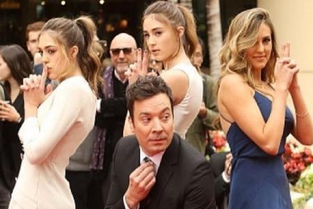 Jimmy Fallon hat Spaß, Sly ist stolz: Die Stallone-Töchter werden am Sonntag die Golden Globes mitpräsentieren Jimmy Fallon hat Spaß, Sly ist stolz: Die Stallone-Töchter werden am Sonntag die Golden Globes mitpräsentieren