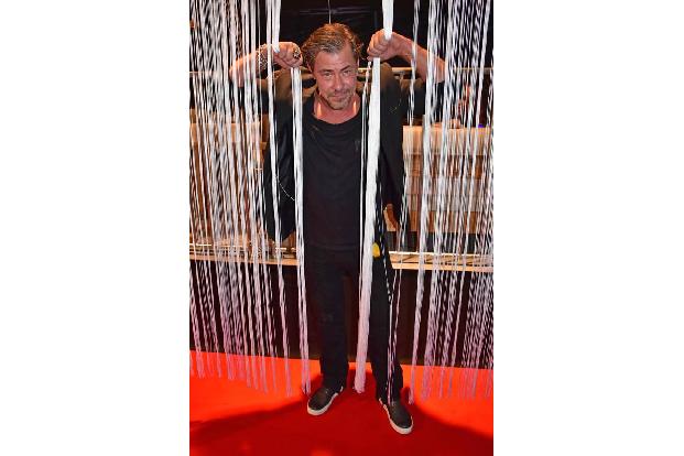 ...Sven Martinek schien die Gardine für einen hervorragenden Ort gehalten zu haben, sich von den Fotografen ablichten zu las...