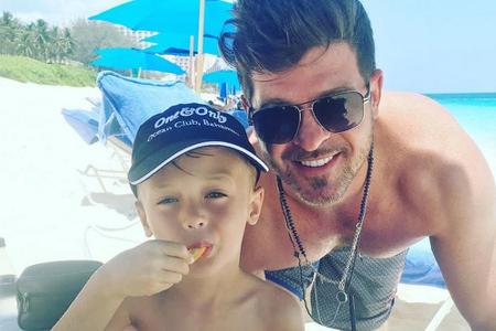 Robin Thicke postet immer wieder offenbar glückliche Bilder mit seinem Sohn Julian Robin Thicke postet immer wieder offenbar glückliche Bilder mit seinem Sohn Julian