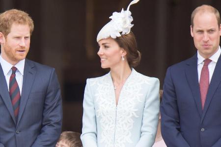 Prinz Harry (l.), Herzogin Kate und Prinz William (r.): Werden sie bald zu viert repräsentieren?