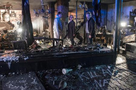 Uhlich (Sascha Nathan, l.) erklärt Hauptkommissarin Anna Janneke und Hauptkommissar Paul Brix die Spuren am Tatort