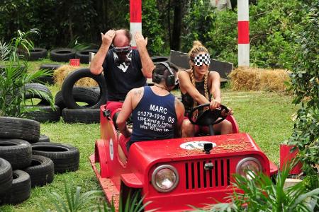 Da sag' noch einer, Frauen können nicht Autofahren! Bei Dschungelprüfung Nummer fünf - 