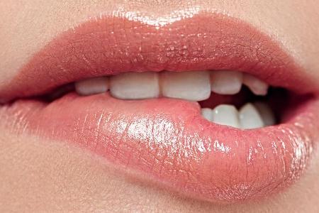 Spröde Lippen sollte man im Winter gut pflegen