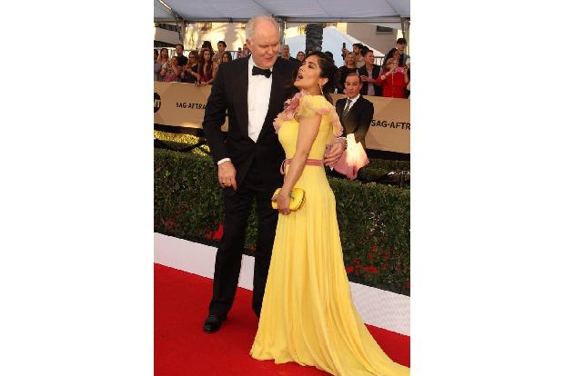 ...John Lithgow gleich zweimal. Erstens durfte er der schönen, an diesem Abend nicht nominierten, Salma Hayek nahekommen, zw...