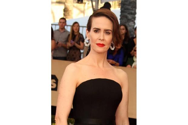 ...unpolitischer war da die Dankesrede von Sarah Paulson. Sie rief zwar zu Spenden auf, hielt sich mit Kritik an Donald Trum...