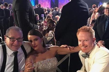 Sofia Vergara posiert mit Serien-Ehemann Ed O'Neill (l.) und Sofia Vergara posiert mit Serien-Ehemann Ed O'Neill (l.) und