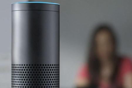 Das ist Amazon Echo, ein Lautsprecher, der die hauseigene Sprachassistentin Alexa nutzt