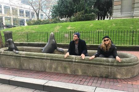 Amy Schumer (35) ist auch im echten Leben ein Scherzkeks: Auf diesem Foto ist sie mit ihrem Bruder zu sehen. 