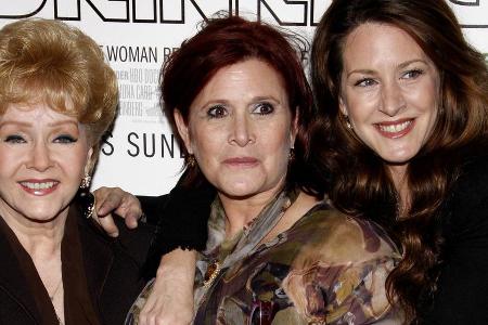 Debbie Reynolds, Carrie Fisher und Joely Fisher (r.) bei einem Auftritt in Los Angeles im Jahr 2010 Debbie Reynolds, Carrie Fisher und Joely Fisher (r.) bei einem Auftritt in Los Angeles im Jahr 2010
