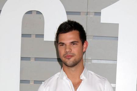 Taylor Lautner steht offenbar zur Zeit Billie Lourd zur Seite Taylor Lautner steht offenbar zur Zeit Billie Lourd zur Seite