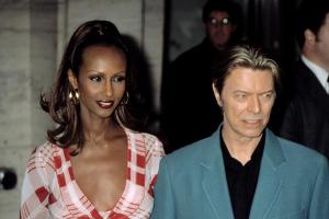 Trauriges Jubiläum: Iman gedenkt David Bowie mit einem Regenbogen