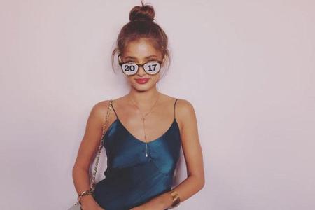 VS-Engel Taylor Hill versprühte mit witziger Brille Partystimmung...