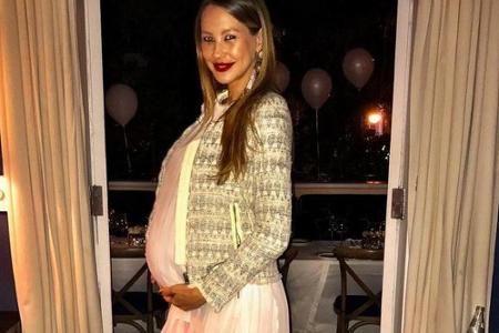 Und auch Alessandra Meyer-Wölden putzte sich raus. Sie trug trotz XL-Zwillings-Babybauch ultrahohe Stilettos.