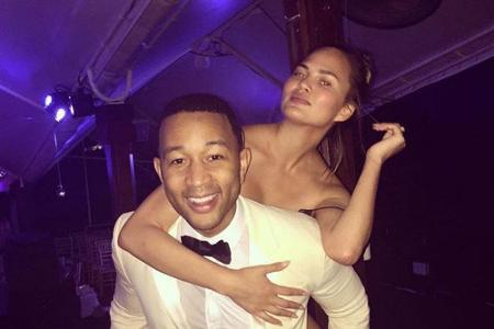 Vorzeige-Pärchen John Legend und Chrissy Teigen rutschten natürlich gemeinsam in 2017. Und zwar auf der Karibikinsel St. Bar...