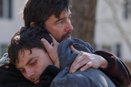 Kyle Chandler (l.) spielt den Bruder von Casey Affleck
