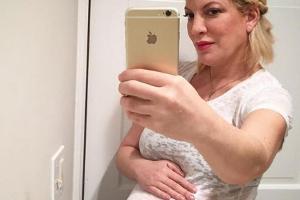 So schön schwanger: Tori Spelling zeigt stolz ihre Babykugel